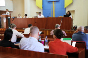 Група фотографій на засіданні сесії. Повна зала присутніх депутатів, працівників виконавчого комітету. За трибуною по центрі сидить міський голова.