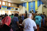 На зображенні зустріч з родинами зниклих безвісти Захисників у сесійній залі Вараської міської ради. Присутні піднялись щоб помолитись за Захисників, які зникли безвісти.